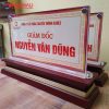 Biển chức danh mica đế gỗ có ốc 7