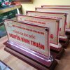 Biển chức danh mica đế gỗ có ốc 8