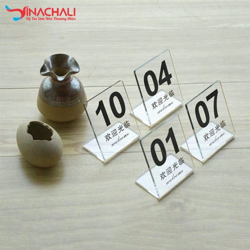 Biển số bàn được làm bằngmica